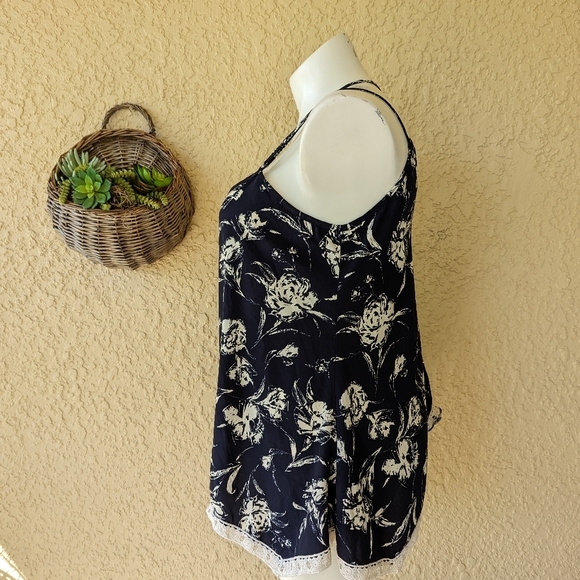 Torrid floral tank top‎ size 1 - Picture 2 of 5